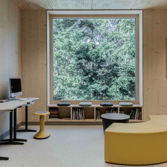 Naturlig yta, optimal brandskydd: I skolan Prënz Charles säkerställer de synliga träväggarna ... | © Architecte Lorang sàrl / Navid Razvi