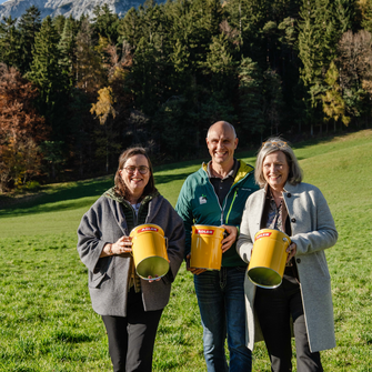 Start för ett nytt partnerskap: Anton Heufelder (vd för naturparken Karwendel) med ADLERs vd Andrea Berghofer (höger) och Claudia Berghofer (chef för företagskommunikation, vänster). | © ADLER