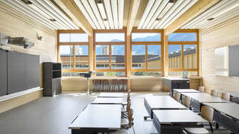 I klassrummen imponerar de vackra ekfönstren, vars skönhet understryks av den diskreta lackeringen. | © Seraina Wirz