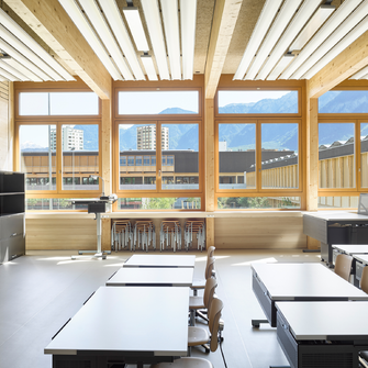 I klassrummen imponerar de vackra ekfönstren, vars skönhet understryks av den diskreta lackeringen. | © Seraina Wirz