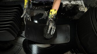 Betsen torkas av för hand med en naturlig svamp som speciallevereras från Egeiska havet: på så sätt uppnås det unika, jämna betsresultatet! | © Thonet GmbH