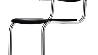Även i den version där sitsen och ryggstödet består av formade trädelar gör denna klassiker i stålrör, som nu saknar sina bakben, ett starkt intryck. | © Thonet GmbH