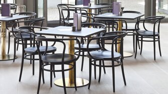 Även armstolsmodellen 209 i den eleganta, betsade ADLER-svarta färgen finns i restaurangen ”Table” i konsthallen Schirn i Frankfurt. | © Thonet GmbH © Constantin Meyer