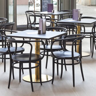 Även armstolsmodellen 209 i den eleganta, betsade ADLER-svarta färgen finns i restaurangen ”Table” i konsthallen Schirn i Frankfurt. | © Thonet GmbH © Constantin Meyer