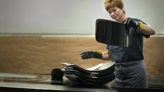 För att ge ryggstöden ett stilfullt utseende behandlas de med ADLER:s svarta betesmedel Arova Flex. | © Thonet GmbH